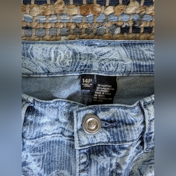 DG2 Diane Gilman Women's Jeans Cropped Flare Blue & White Allover Print SZ 14P - Picture 2 of 10